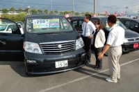 �X������ԗ��̐������󂯂闈�X�ҁB�ŋ߂͂Q�O�O���~�ȏシ��Ԃ̎��v���L�тĂ���Ƃ����i��v��S�v�钬�A�I�[�g���b�Z�j